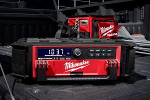 Neu im Packout-System bei Milwaukee: ein DAB+-Radio mit Ladefunktion für M18-Akkus und mobile Endgeräte.