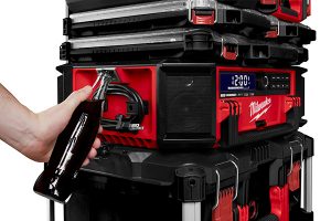Das neue Radio ist im Packout-System stapelbar, mit bis zu 130 kg belastbar und besitzt sogar einen integrierten Flaschenöffner.