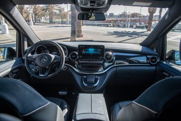 Das über 10 Zoll große Display zeigt alle Funktionen des Elektroautos auf