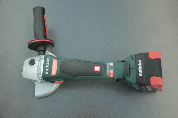 Der Zusatzhandgriff mit Vibrationsdämpfung lässt sich beidseitig anbringen