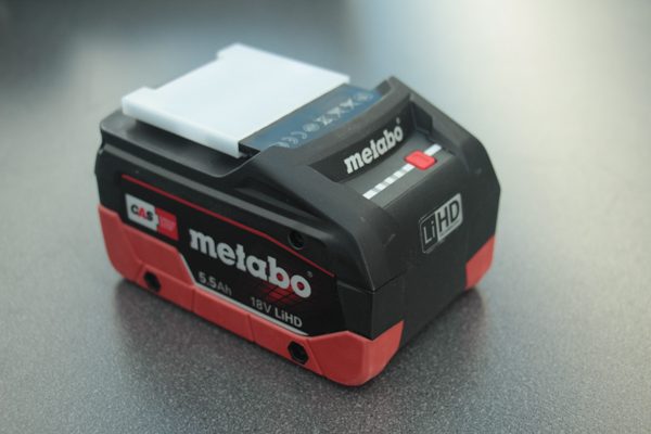 Der 18 Volt Akku mit Ladestandsanzeige hat eine Kapazität von 5 Ah