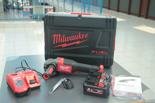 Milwaukee Akku-Winkelschleifer M18 FHSAG125XPDB im Überblick