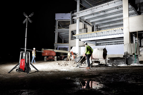 Die Lichtleistung lässt sich je nach Bedarf in drei Stufen einstellen. Im Akkubetrieb sind taghelle 20.000 Lumen möglich.