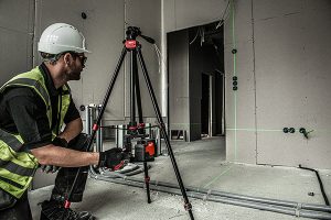 In Kombination mit der Halterung ist auch ein hängender Aufbau unter dem Stativ möglich.