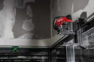 Eine Laserzieltafel mit Magnetboden und kontrastreicher, reflektierender Oberfläche und X-förmigen Markierungen erleichtern und beschleunigen den Aufbau erheblich.