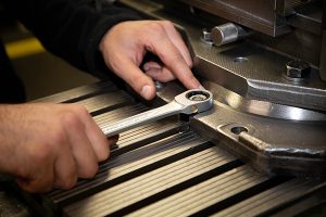 Die Ratsche mit 72 Zähnen hat einen Arbeitswinkel von 5 Grad und ermöglicht schnelles Lösen und Festziehen von Verschraubungen auch unter beengten Platzverhältnissen.