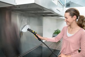 Zum Reinigen von Oberflächen aus Edelstahl wird die Dampfdüse mit einem Mikrofasertuch überzogen.