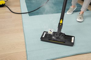 2020_Kaercher_Tipps_DampfreinigungMit Hilfe eines Teppichgleiters können textile Bodenbeläge aufgefrischt werden.