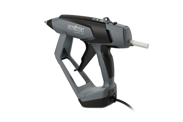 STEINEL PROFESSIONAL – Die ergonomisch geformte Profi-Heißklebepistole GluePRO 300 eignet sich ideal für Bodenleger.