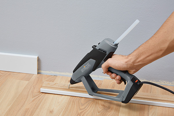 GluePRO 300 in Anwendung – Kleben von Bodenleisten
