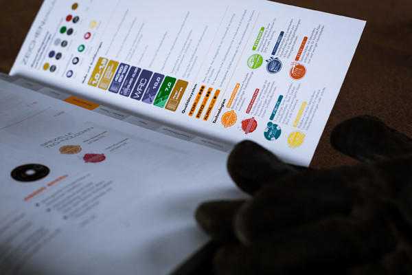 Hilfestellungen und Verzeichnisse, sowie Zeichenerklärungen und Schnellfinder-System helfen dem Leser bei der Produktsuche.