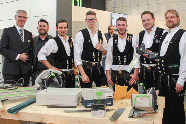 Die Nationalmannschaft der deutschen Zimmerer und Holzbau auf dem Festool Stand