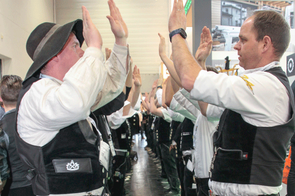 Tradition Zimmererklatsch am Festool Stand: über 40 Zimmerer vom Bundesbildungszentrum des Zimmerer und Ausbaugewerks aus Kassel