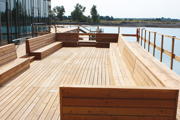 Ein typisches Anwendungsbeispiel für die Flügelbohrschraube ist die Befestigung von Terrassenbelägen
