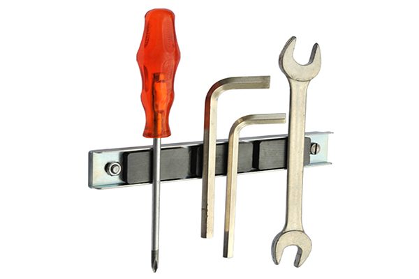 Magnetische Haftpunkte dienen zur Fixierung von Werkzeugen oder Schrauben an metallischen Oberflächen wie Metallwänden, Maschinengehäusen und Gerüsten.