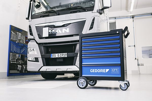 Werkstattwagen in der Kfz-Werkstatt