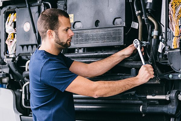 Gedore Werkzeuge in der Kfz-Werkstatt im Einsatz