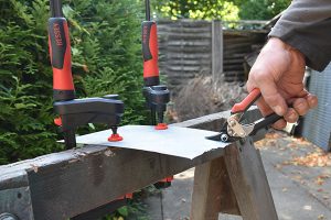 Durchlaufende gerade und Figurenschnitte sind kein Problem für die Ideal Schere D15A von BESSEY, die sich für besonders kleine Radien und schwer zugängliche Stellen eignet.
