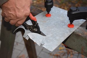 Durchlaufende gerade und Figurenschnitte sind kein Problem für die Ideal Schere D15A von BESSEY, die sich für besonders kleine Radien und schwer zugängliche Stellen eignet.