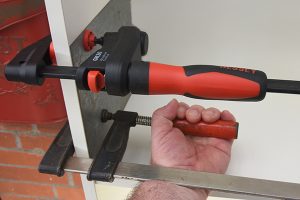 Die Getriebezwinge GearKlamp GK von BESSEY überzeugt in diesen engen Verhältnissen.