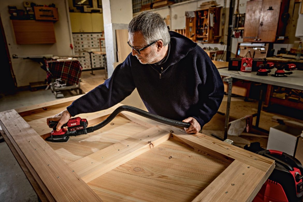 Mit dem 18 V Akku-Deltaschleifer ODE 2-100 18-EC, dem sogenannten „Bügeleisen“, kommt man besonders gut selbst bis in spitze Ecken hinein.