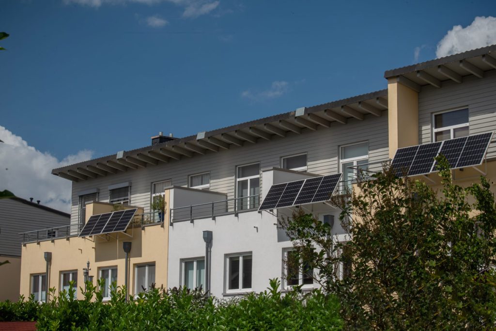 Balkonkraftwerke machen es einfach, Stromkosten zu senken und zur Energiewende beizutragen.