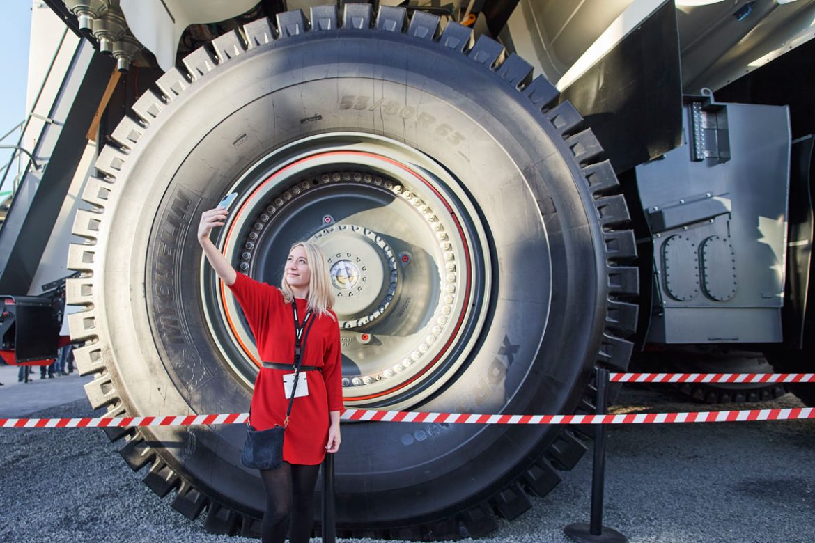 Da sind nicht nur Influencerinnen glücklich: Auf der bauma 2025 kann man beeindruckende Maschinen hautnah erleben.