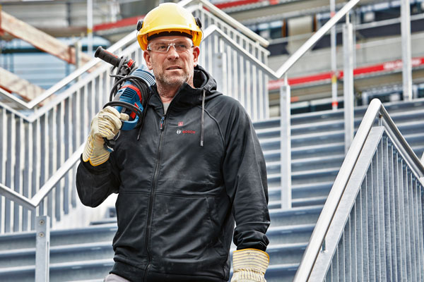 Für Handwerker, die auch bei niedrigeren Temperaturen Kapuzenshirts bevorzugen, gibt es jetzt den beheizbaren Hoodie GHH 12+18V XA Professional. Sein Funktionsstoff aus Polyester und Elasthan ist nochmals flexibler als das Softshell-Material der Jacke.