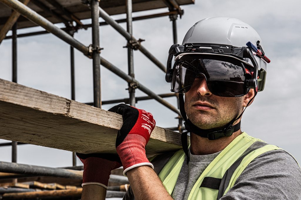 Die Außenschale des Helms besteht aus Lexan, einem Polycarbonat, das extrem schlagfest ist.