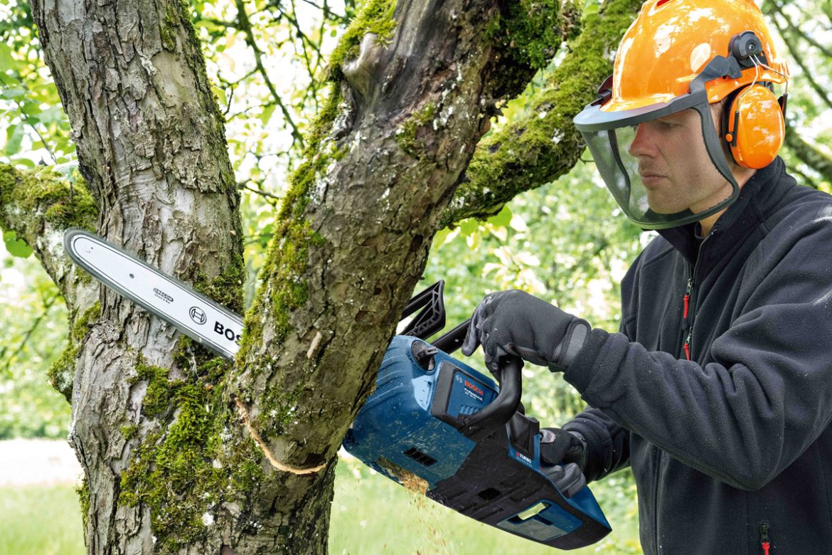 Mit der Akku-Kettensäge GKE 18V-40 Professional erweitert Bosch sein Professional 18V System um ein weiteres leistungsstarkes Biturbo-Gerät.