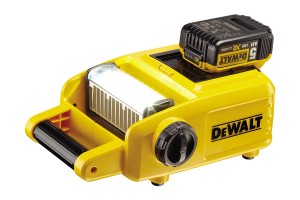 Der Baustellenstrahler DCL 060 leuchtet mit zehn LEDs und 1.500 Lumen dunkle Arbeitsplätze gut aus. 