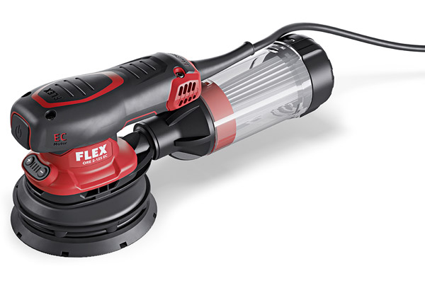 Der Exzenterschleifer ORE 2-125 EC von FLEX zeichnet sich durch seine kompakte und niedrige Bauweise aus.
