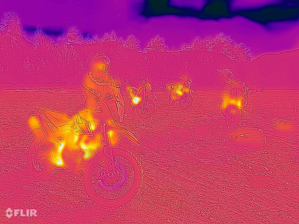 Und die FLIR-Wärmebildkamera liefert ungewöhnliche Einblicke.