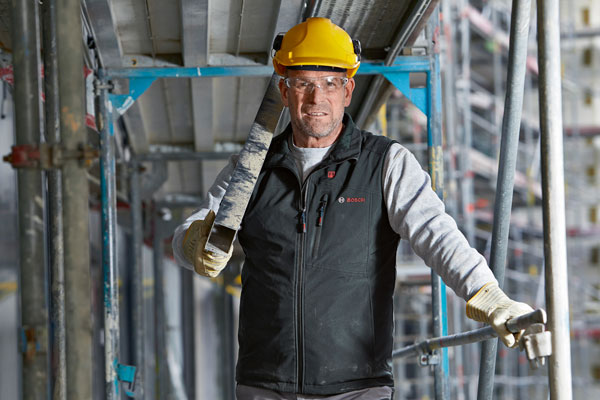 Zusätzliche Armfreiheit bietet die beheizbare Weste GHV 12+18V XA Professional. Sie ist aus dem gleichen Softshell-Material wie die Jacke und verfügt über einen Windstopper-Saum am Armansatz.