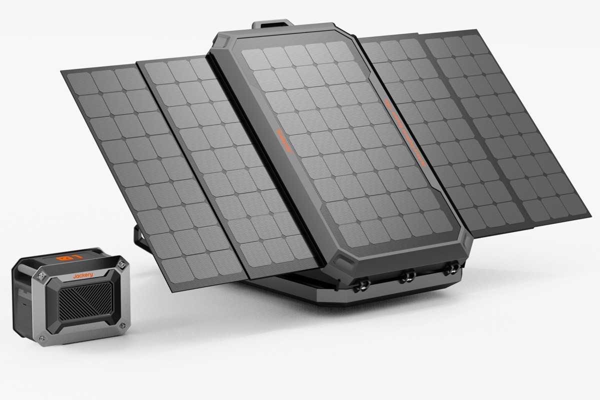 Das Solarpanel des Dachzelts lässt sich ausfahren.