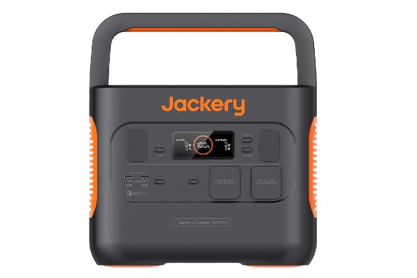 Der Jackery Explorer 1500 Pro mit 1512 Wh und sieben Anschlüssen.