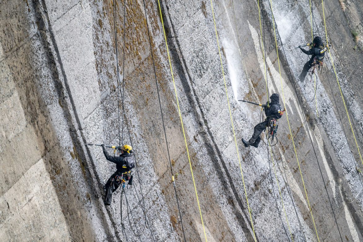 Reverse Graffiti - Kletterer gestalten die Rappbodetalsperre nach Motiven des Künstlers Klaus Dauven.