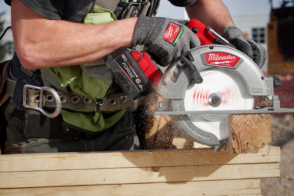 Der Akku M18 Forge 6,0 ist mit allen Werkzeugen der M18-Plattform kompatibel und bietet unter allen Bedingungen die bestmögliche Kombination aus Größe, Gewicht und Leistung.